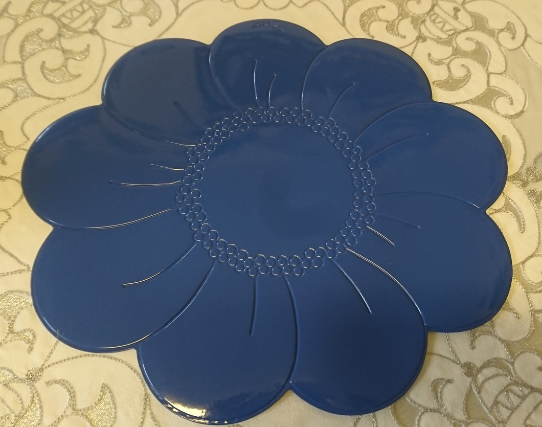 GROßES DUNKELBLAUES PLATZDECKCHEN, Kunststoff / Plastik, Blumenblüten Form Motiv Einkerbungen Dekor (G)