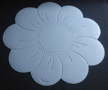 Lade das Bild in den Galerie-Viewer, GROßES HELLBLAUES PLATZDECKCHEN, Kunststoff / Plastik, Blumenblüten Form Motiv Einkerbungen Dekor (G)
