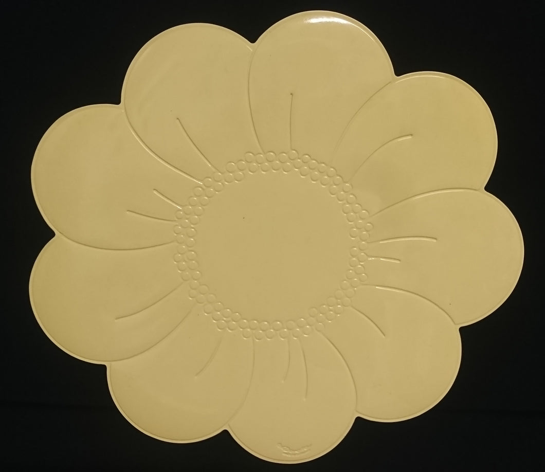 GROßES HELLGELBES PLATZDECKCHEN, Kunststoff / Plastik, Blumenblüten Form Motiv Einkerbungen Dekor (G)