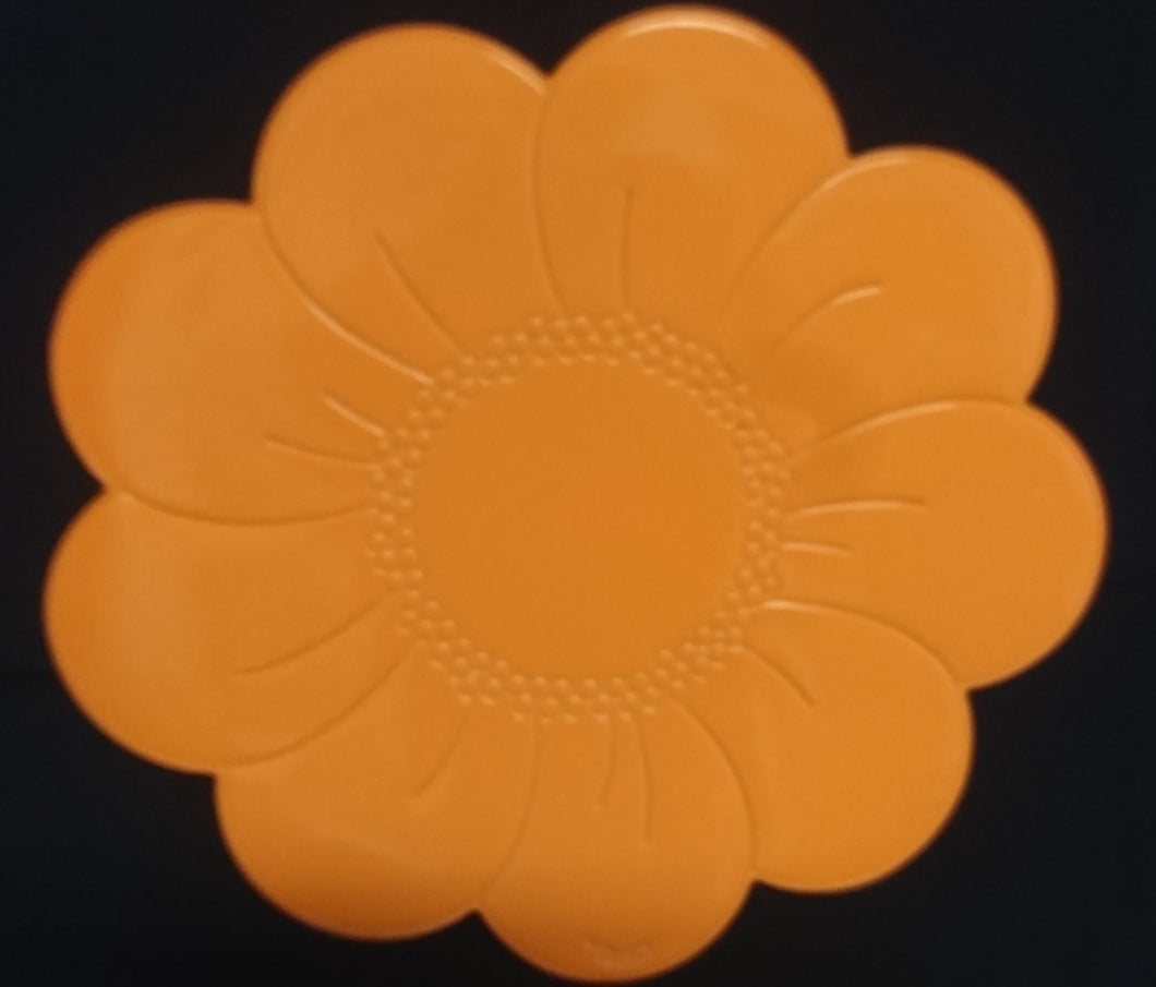GROßES ORANGENES PLATZDECKCHEN, Kunststoff / Plastik, Blumenblüten Form Motiv Einkerbungen Dekor (G)