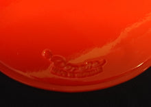 Lade das Bild in den Galerie-Viewer, 2er Set GROßE ROTE PLATZDECKCHEN, Kunststoff / Plastik, Blumenblüten Form Motiv Einkerbungen Dekor (G)
