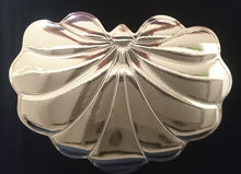 Lade das Bild in den Galerie-Viewer, 2er Set GROßE SILBERNE PLATZDECKCHEN, Kunststoff / Plastik, Muschelform Motiv Einkerbungen Dekor
