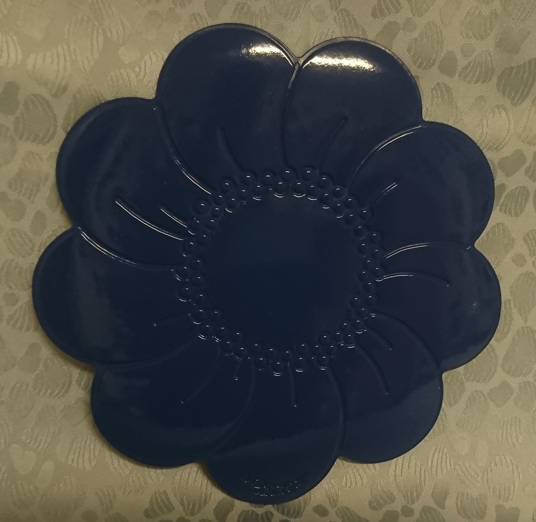 MITTELGROßES DUNKELBLAUES PLATZDECKCHEN, Kunststoff / Plastik, Blumenblüten Form Motiv Einkerbungen Dekor (G)