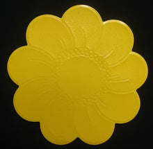 Lade das Bild in den Galerie-Viewer, MITTELGROßES GELBES PLATZDECKCHEN, Kunststoff / Plastik, Blumenblüten Form Motiv Einkerbungen Dekor (G)
