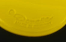 Lade das Bild in den Galerie-Viewer, MITTELGROßES GELBES PLATZDECKCHEN, Kunststoff / Plastik, Blumenblüten Form Motiv Einkerbungen Dekor (G)
