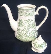 Lade das Bild in den Galerie-Viewer, KAFFEEKANNE MIT DECKEL &quot;Staffordshire&quot; (Limited) - Keramik / Steingut, Indian Tree Style Unterglasur Dekor, Hand graviert (Hand Engraved)
