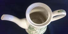 Lade das Bild in den Galerie-Viewer, KAFFEEKANNE MIT DECKEL &quot;Staffordshire&quot; (Limited) - Keramik / Steingut, Indian Tree Style Unterglasur Dekor, Hand graviert (Hand Engraved)
