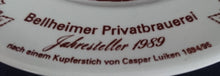 Lade das Bild in den Galerie-Viewer, JAHRESTELLER 1989 - Keramik / Steingut, Bierbrauerei Fässer Hopfen Blätter Bellheimer Privatbrauerei Schriftzug Motiv Dekor, Nach Casper Luiken (1694/95) Kupferstich
