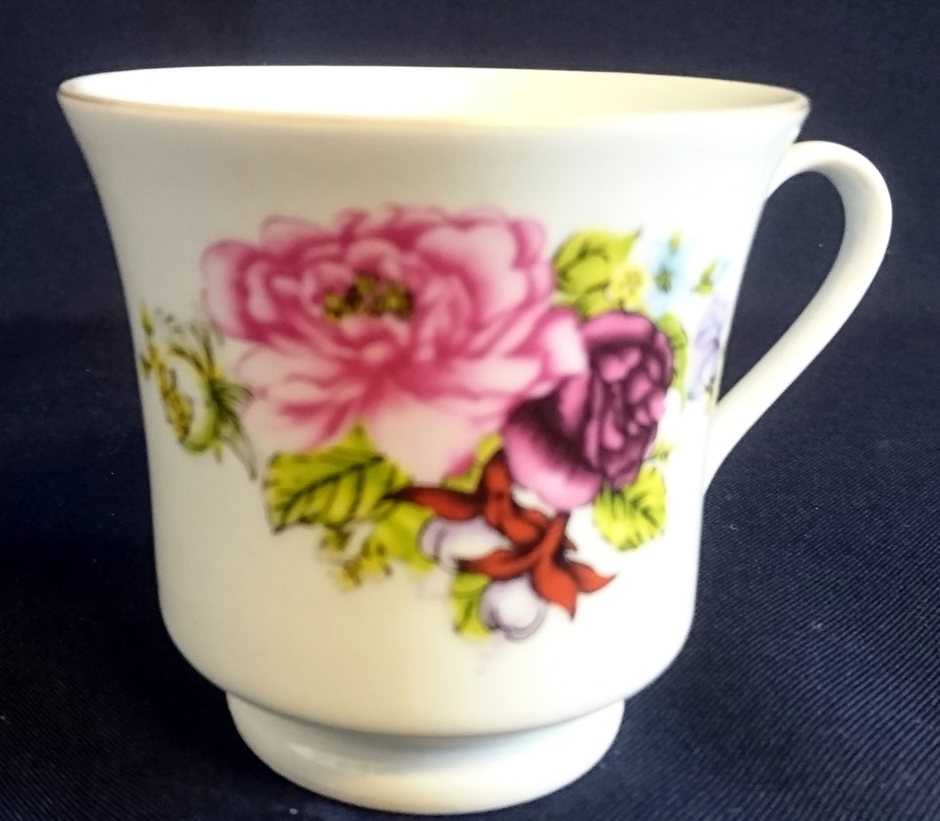 TEETASSE - Porzellan, Goldrand Rosenblumen Blütenstrauß Pflanzen Motiv Dekor