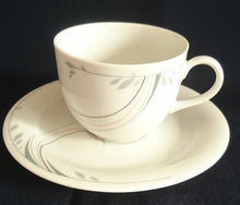 Lade das Bild in den Galerie-Viewer, KAFFEETASSE &quot;Fashion BonApart&quot; - Porzellan, Abstrakt Linien Striche Blatt Blätter Motiv Dekor
