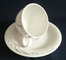 Lade das Bild in den Galerie-Viewer, KAFFEETASSE &quot;Fashion BonApart&quot; - Porzellan, Abstrakt Linien Striche Blatt Blätter Motiv Dekor
