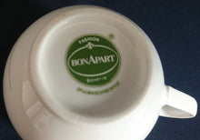 Lade das Bild in den Galerie-Viewer, KAFFEETASSE &quot;Fashion BonApart&quot; - Porzellan, Abstrakt Linien Striche Blatt Blätter Motiv Dekor
