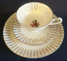 Lade das Bild in den Galerie-Viewer, 3er TEE SAMMELGEDECK - Porzellan, Klassisch Style, Goldrand Linien Striche Dreickpfeile Blumenblüten Pflanzen Motiv Dekor
