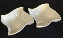Lade das Bild in den Galerie-Viewer, 2er Set BEILAGENSCHALEN - Porzellan, Quadratische Schweifende Sternform Motiv Dekor
