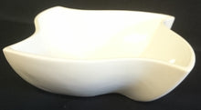 Lade das Bild in den Galerie-Viewer, BEILAGENSCHALE - Porzellan, Quadratische Schweifende Sternform Motiv Dekor
