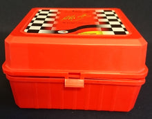 Lade das Bild in den Galerie-Viewer, BROTDOSEN -BOX MIT 4 FÄCHERN &quot;Sportline Collection&quot; &quot;Michael Schuhmacher&quot; - Kunststoff, Formel 1 Eins Zielflagge Auf- &amp; Unterschrift Rennsport Motiv Dekor, Verschließ- &amp; Aufklappbar
