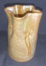 Lade das Bild in den Galerie-Viewer, BLUMENVASE - Keramik / Steingut, Ledergeld - Mitteralterliche Leder Beutel Form Dekor
