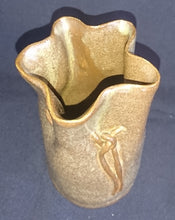 Lade das Bild in den Galerie-Viewer, BLUMENVASE - Keramik / Steingut, Ledergeld - Mitteralterliche Leder Beutel Form Dekor
