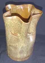 Lade das Bild in den Galerie-Viewer, BLUMENVASE - Keramik / Steingut, Ledergeld - Mitteralterliche Leder Beutel Form Dekor
