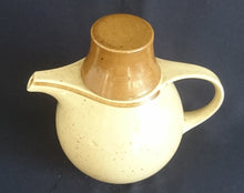 Lade das Bild in den Galerie-Viewer, KAFFEEKANNE MIT DECKEL - Porzellan, Zweifärbiges Gesprenkeltes Dekor, Inglasur, Handbemalt
