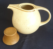 Lade das Bild in den Galerie-Viewer, KAFFEEKANNE MIT DECKEL - Porzellan, Zweifärbiges Gesprenkeltes Dekor, Inglasur, Handbemalt
