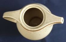 Lade das Bild in den Galerie-Viewer, KAFFEEKANNE MIT DECKEL - Porzellan, Zweifärbiges Gesprenkeltes Dekor, Inglasur, Handbemalt
