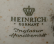 Lade das Bild in den Galerie-Viewer, KAFFEEKANNE MIT DECKEL - Porzellan, Zweifärbiges Gesprenkeltes Dekor, Inglasur, Handbemalt
