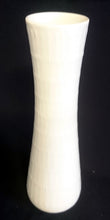 Lade das Bild in den Galerie-Viewer, BLUMENVASE &quot;Apart&quot; - Porzellan, Striche Linien Relief Dekor, Designer Hans Achtziger
