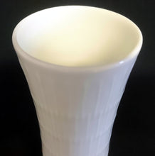 Lade das Bild in den Galerie-Viewer, BLUMENVASE &quot;Apart&quot; - Porzellan, Striche Linien Relief Dekor, Designer Hans Achtziger
