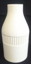 Lade das Bild in den Galerie-Viewer, BLUMENVASE - Keramik / Steingut, Geriffeltes Balken Dekor
