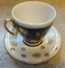 Lade das Bild in den Galerie-Viewer, KAFFEETASSE - Porzellan, Kobalt Linien Goldrand Sonne Blumenblüten Dekor
