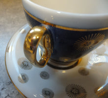 Lade das Bild in den Galerie-Viewer, KAFFEETASSE - Porzellan, Kobalt Linien Goldrand Sonne Blumenblüten Dekor
