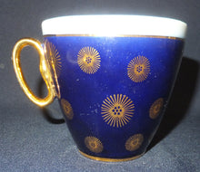 Lade das Bild in den Galerie-Viewer, KAFFEETASSE - Porzellan, Kobalt Linien Goldrand Sonne Blumenblüten Dekor
