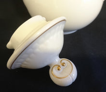 Lade das Bild in den Galerie-Viewer, MOCCA KAFFEEKANNE MIT DECKEL &quot;Friesland Atlantis&quot; - Porzellan, Goldrand Abstrakt Muschel Fisch Schuppen Relief Dekor
