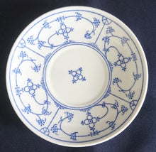 Lade das Bild in den Galerie-Viewer, UNTERTASSE - Porzellan, Indisch Blau Strohblumen Dekor
