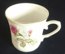 Lade das Bild in den Galerie-Viewer, MOCCA KAFFEETASSE - Porzellan, Goldrand Rosenblumen Blüten Pflanze Gewölbte Waben Relief Motiv Dekor
