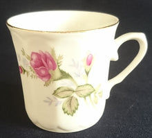 Lade das Bild in den Galerie-Viewer, MOCCA KAFFEETASSE - Porzellan, Goldrand Rosenblumen Blüten Pflanze Gewölbte Waben Relief Motiv Dekor
