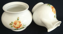 Lade das Bild in den Galerie-Viewer, 2er Set MILCHKÄNNCHEN &amp; ZUCKERDOSE OHNE DECKEL - Porzellan, Flora Rosen Blumen Blüten Knospen Blätter Pflanzen Motiv Dekor
