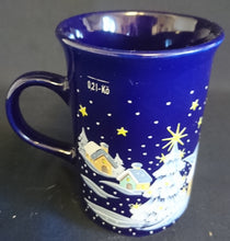 Lade das Bild in den Galerie-Viewer, GLÜHWEINTASSE - Keramik / Steingut, Nachtschnee Dorfkirche Menschen Weihnachtsmotiv Dekor
