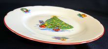Lade das Bild in den Galerie-Viewer, DESSERTTELLER - Porzellan, Kinder Weihnachtsbaum Motiv Linienrand Dekor
