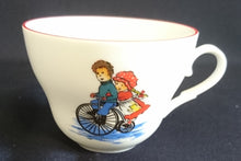 Lade das Bild in den Galerie-Viewer, TEETASSE - Porzellan, Kinder Fahrrad Schneemann Motiv Linienrand Dekor
