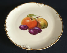 Lade das Bild in den Galerie-Viewer, DESSERTTELLER - Porzellan, Apfel Pflaumen Goldrand Relief Dekor
