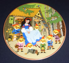 Lade das Bild in den Galerie-Viewer, SAMMELTELLER &quot;Gebrüder Grimm Märchen&quot; &quot;Schneewitchen&quot; - Porzellan, Märchen Dekor Barbara Fürstenhöfer Designerin
