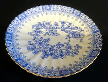 Lade das Bild in den Galerie-Viewer, UNTERTASSE - Porzellan, China Blau Goldrand Relief Dekor
