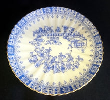 Lade das Bild in den Galerie-Viewer, UNTERTASSE - Porzellan, China Blau Goldrand Relief Dekor
