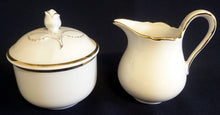 Lade das Bild in den Galerie-Viewer, 5er Set KAFFEEKANNE MIT DECKEL &amp; MILCHKÄNNCHEN &amp; ZUCKERDOSE MIT DECKEL &quot;Ingres Weiss&quot; - Porzellan, Goldrand Linien Blatt Blätter Rosenblüte Relief Form Motiv Dekor
