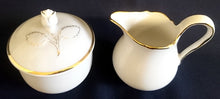 Lade das Bild in den Galerie-Viewer, 3er Set MILCHKÄNNCHEN &amp; ZUCKERDOSE MIT DECKEL &quot;Ingres Weiss&quot; - Porzellan, Goldrand Linien Blatt Blätter Rosenblüte Relief Form Motiv Dekor
