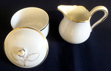 Lade das Bild in den Galerie-Viewer, 5er Set KAFFEEKANNE MIT DECKEL &amp; MILCHKÄNNCHEN &amp; ZUCKERDOSE MIT DECKEL &quot;Ingres Weiss&quot; - Porzellan, Goldrand Linien Blatt Blätter Rosenblüte Relief Form Motiv Dekor
