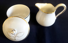 Lade das Bild in den Galerie-Viewer, 3er Set MILCHKÄNNCHEN &amp; ZUCKERDOSE MIT DECKEL &quot;Ingres Weiss&quot; - Porzellan, Goldrand Linien Blatt Blätter Rosenblüte Relief Form Motiv Dekor
