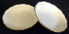 Lade das Bild in den Galerie-Viewer, 2er Set SALATSCHALEN &quot;Ingres Weiss&quot; - Porzellan, Gewölbter Relief Goldrand Dekor
